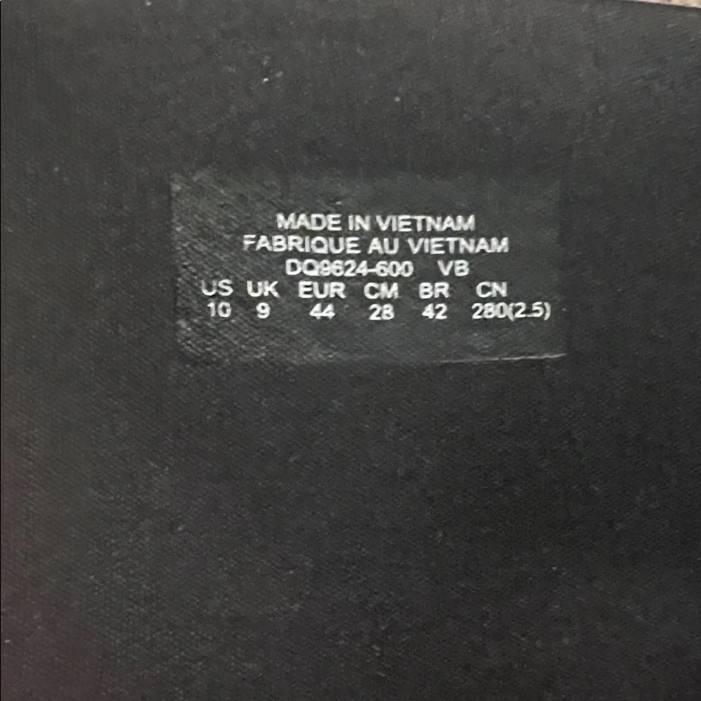 Like New, Only worn once Nike Black and Red Slide Sandals - Picture 5 of 6